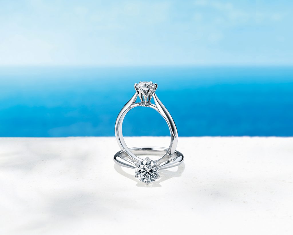 擁有優美的側面，將鑽石托高的同時，佩戴起來也非常舒適且不易被衣物勾住，是銀座白石求婚鑽戒的特色。