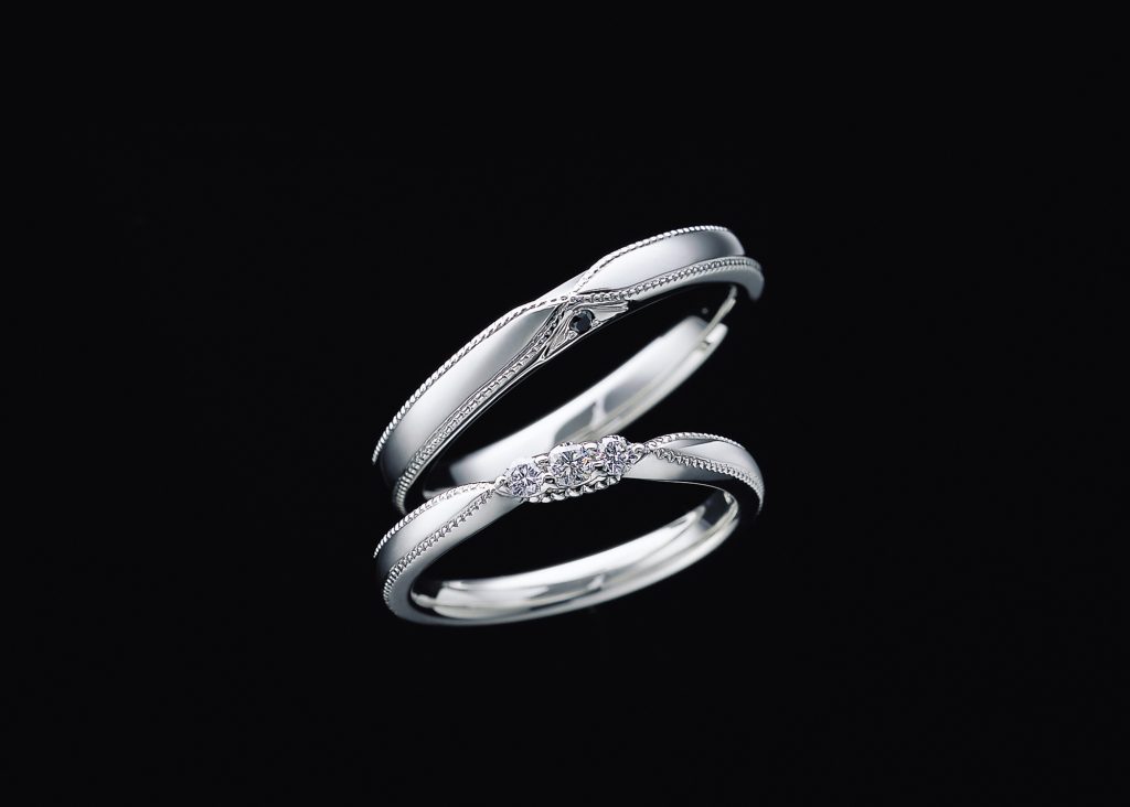 「Elisabeth」女戒以3顆小鑽石排列，靠近中央收細的戒身線條，也有助於修飾手型。