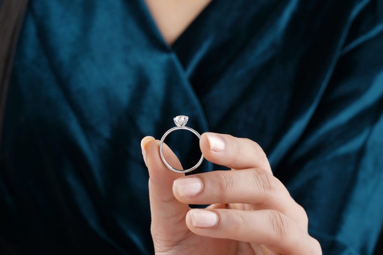 GIA鑽石等級全攻略：鑽石的鑲嵌方式不僅關乎是否牢固，還會直接影響到戒指的美觀、舒適度。
