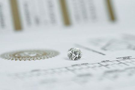 GIA鑽石等級全攻略：目前市面上有多家專業的第三方機構提供鑽石鑑定服務。