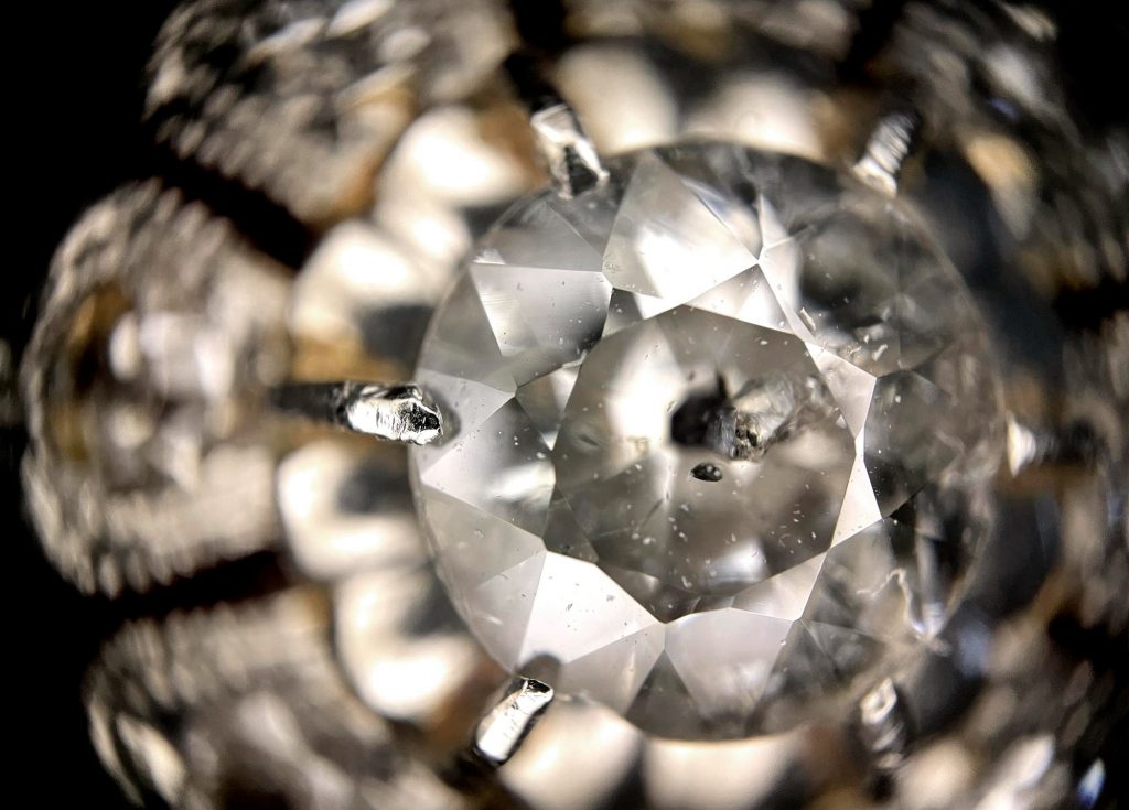 內含物或雜質的分布區域，也是影響鑽石是否閃亮的關鍵。
